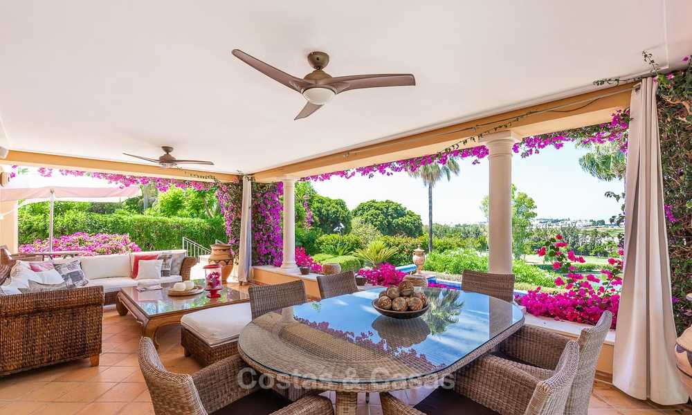 Ruime en luxueuze villa in traditionele stijl te koop, eerstelijn golf, Nueva Andalucía, Marbella 8262