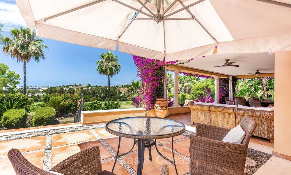 Ruime en luxueuze villa in traditionele stijl te koop, eerstelijn golf, Nueva Andalucía, Marbella 8264