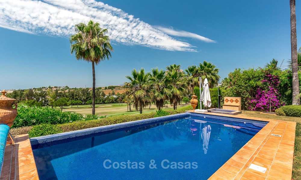 Ruime en luxueuze villa in traditionele stijl te koop, eerstelijn golf, Nueva Andalucía, Marbella 8266