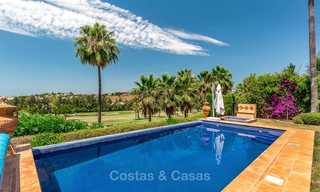 Ruime en luxueuze villa in traditionele stijl te koop, eerstelijn golf, Nueva Andalucía, Marbella 8266 