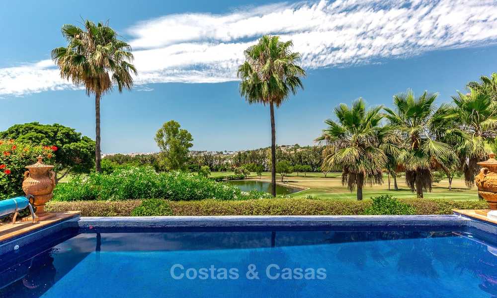 Ruime en luxueuze villa in traditionele stijl te koop, eerstelijn golf, Nueva Andalucía, Marbella 8267