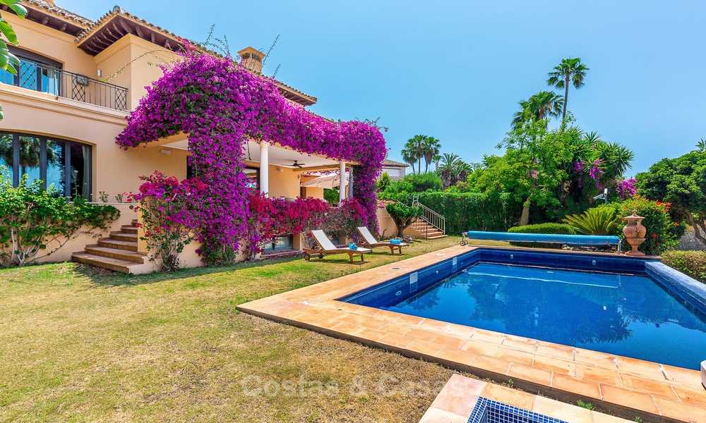 Ruime en luxueuze villa in traditionele stijl te koop, eerstelijn golf, Nueva Andalucía, Marbella 8269