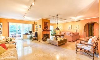 Zeer ruim front line golf appartement te koop, op loopafstand van voorzieningen en San Pedro, Marbella 8428 