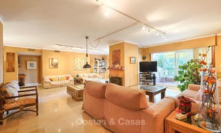 Zeer ruim front line golf appartement te koop, op loopafstand van voorzieningen en San Pedro, Marbella 8429 