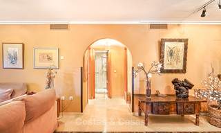 Zeer ruim front line golf appartement te koop, op loopafstand van voorzieningen en San Pedro, Marbella 8455 