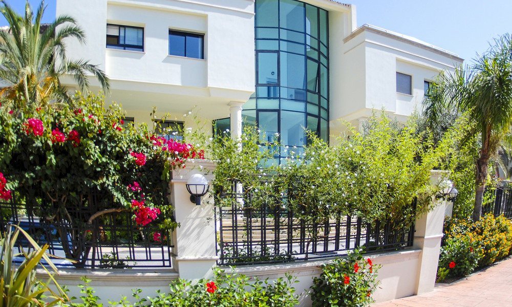 Beachfront luxe appartementen te koop op de Golden Mile, Marbella, op loopafstand van Puerto Banus 22346