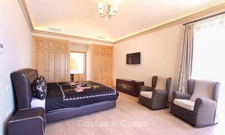 Villa in klassieke stijl in een populaire woonwijk te koop, strandzijde Oost-Marbella 8737 