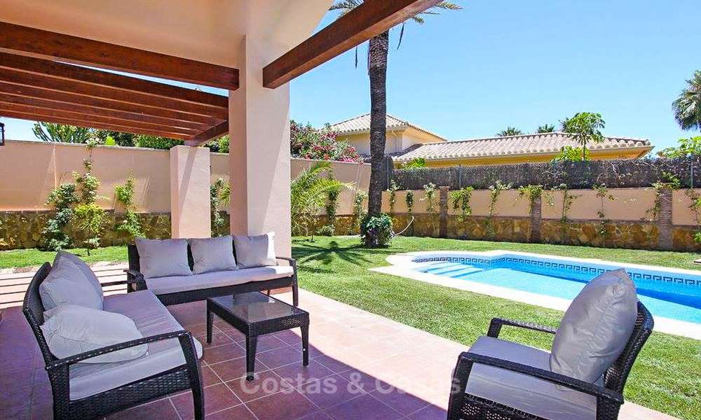 Villa in klassieke stijl in een populaire woonwijk te koop, strandzijde Oost-Marbella 8743