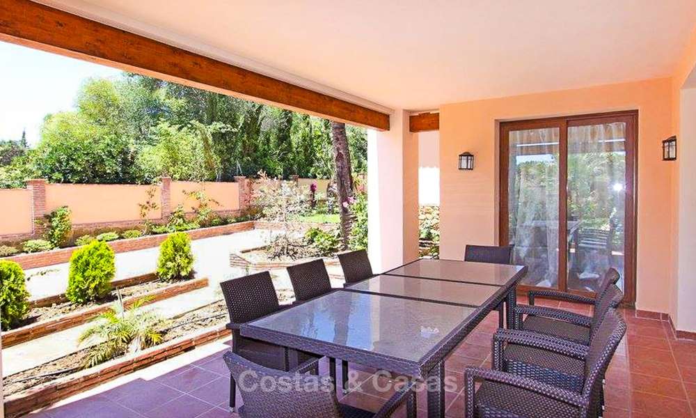 Villa in klassieke stijl in een populaire woonwijk te koop, strandzijde Oost-Marbella 8745