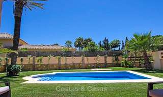Villa in klassieke stijl in een populaire woonwijk te koop, strandzijde Oost-Marbella 8746 