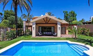 Villa in klassieke stijl in een populaire woonwijk te koop, strandzijde Oost-Marbella 8748 