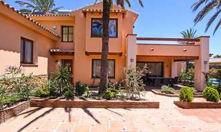 Villa in klassieke stijl in een populaire woonwijk te koop, strandzijde Oost-Marbella 8752 