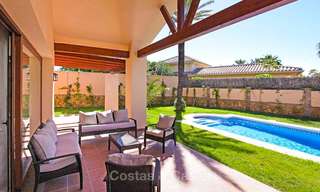 Villa in klassieke stijl in een populaire woonwijk te koop, strandzijde Oost-Marbella 8754 