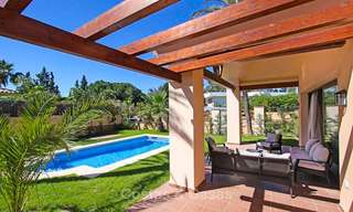 Villa in klassieke stijl in een populaire woonwijk te koop, strandzijde Oost-Marbella 8755 