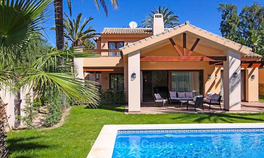 Villa in klassieke stijl in een populaire woonwijk te koop, strandzijde Oost-Marbella 8757