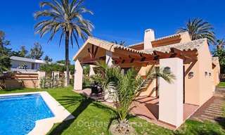 Villa in klassieke stijl in een populaire woonwijk te koop, strandzijde Oost-Marbella 8758 