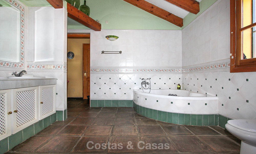 Goed gelegen en aantrekkelijk geprijsde villa - finca met zeezicht te koop, Estepona, Costa del Sol 8675