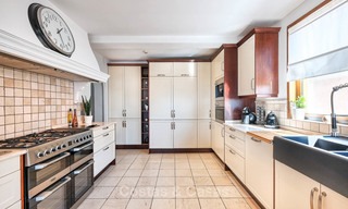 Gezellige en luxe traditionele villa met zeezicht te koop, met separaat gastenverblijf, instapklaar - Elviria, Marbella 8851 