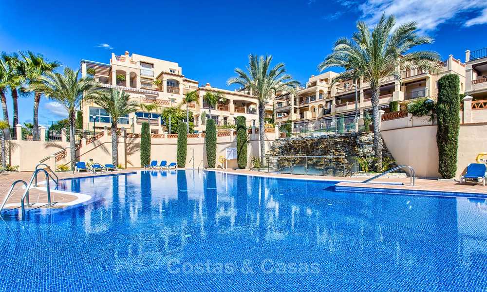 Verrukkelijk penthouse appartement te koop in een luxe complex, eerstelijn golf met zeezicht - Marbella - Estepona 8868