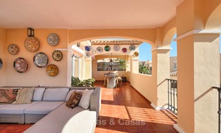 Verrukkelijk penthouse appartement te koop in een luxe complex, eerstelijn golf met zeezicht - Marbella - Estepona 8892 