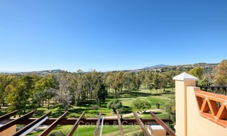 Verrukkelijk penthouse appartement te koop in een luxe complex, eerstelijn golf met zeezicht - Marbella - Estepona 8898 