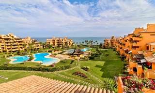 Spectaculaire penthouse met prive zwembad in een luxe complex te koop, eerstelijn strand - New Golden Mile, Marbella - Estepona 9083 