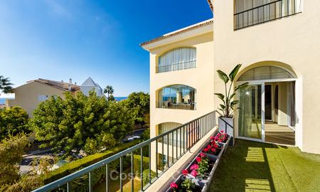 Zeer ruim 4 slaapkamer appartement nabij het strand te koop, met zeezicht en in een prestigieuze urbanisatie, Oost-Marbella 9140