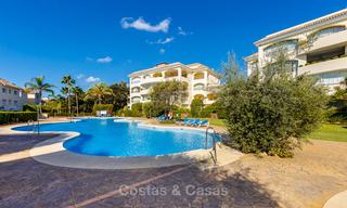 Zeer ruim 4 slaapkamer appartement nabij het strand te koop, met zeezicht en in een prestigieuze urbanisatie, Oost-Marbella 9145 