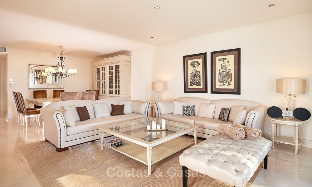Exclusief eerstelijnsstrand penthouse appartement te koop in Estepona, Costa del Sol. Prijsverlaging. 9378