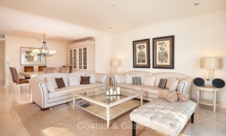 Exclusief eerstelijnsstrand penthouse appartement te koop in Estepona, Costa del Sol. Prijsverlaging. 9378 