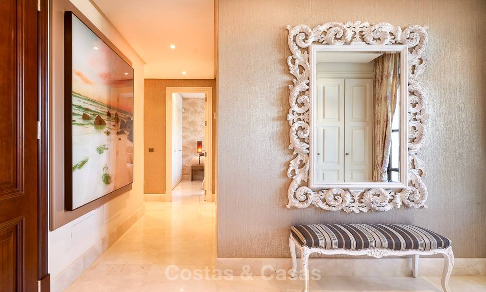 Exclusief eerstelijnsstrand penthouse appartement te koop in Estepona, Costa del Sol. Prijsverlaging. 9361
