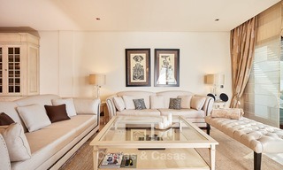 Exclusief eerstelijnsstrand penthouse appartement te koop in Estepona, Costa del Sol. Prijsverlaging. 9374 