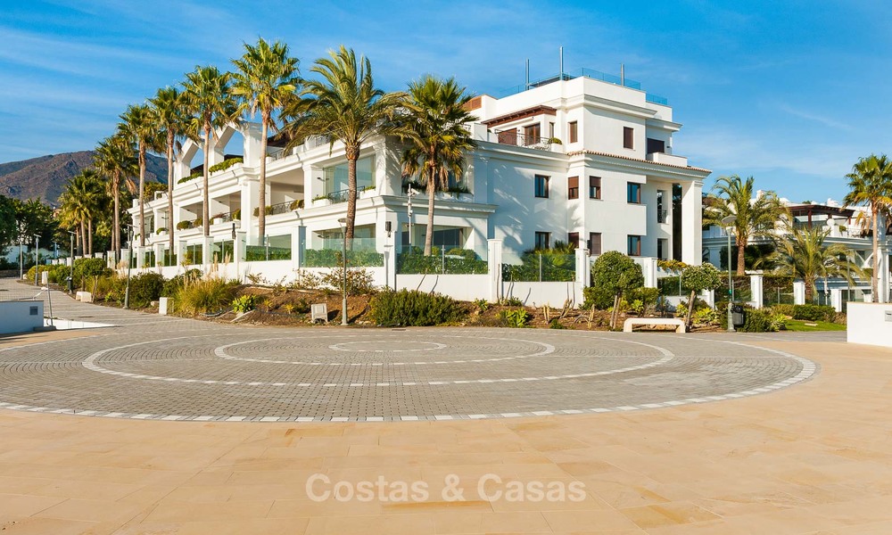 Exclusief eerstelijnsstrand penthouse appartement te koop in Estepona, Costa del Sol. Prijsverlaging. 9384