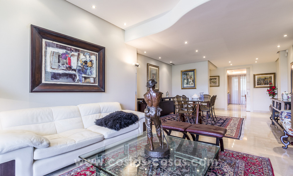 Tijdloze luxe appartementen te koop met zeezicht op de Golden Mile, tussen Puerto Banus en Marbella 22529