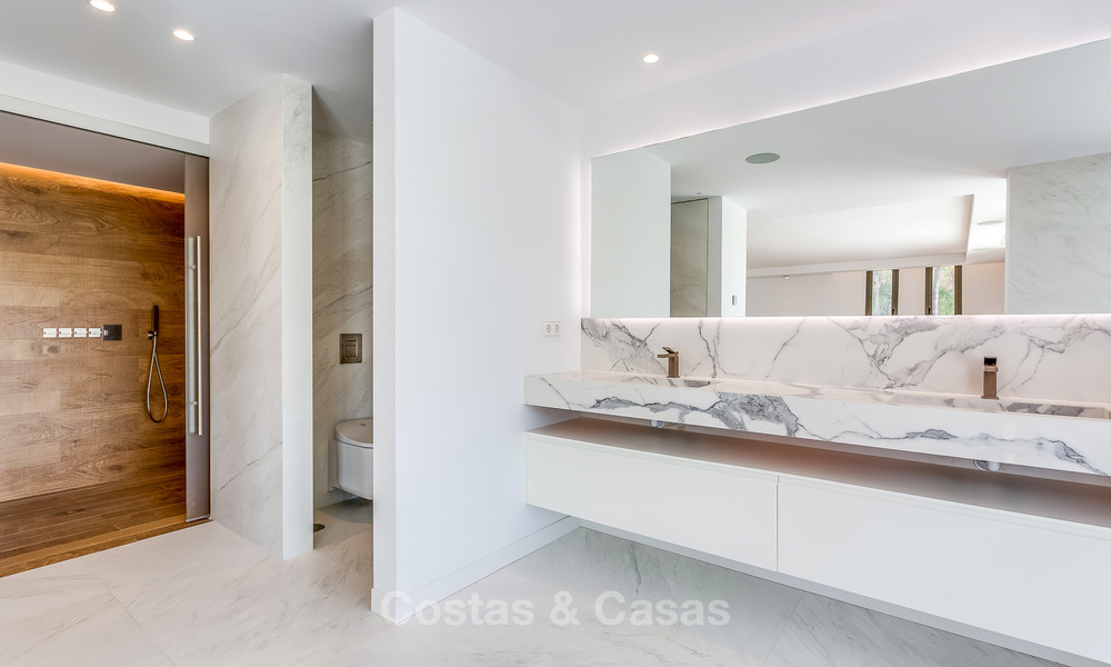 Zeer elegante moderne luxe villa te koop, strandzijde Puerto Banus, Marbella 9505