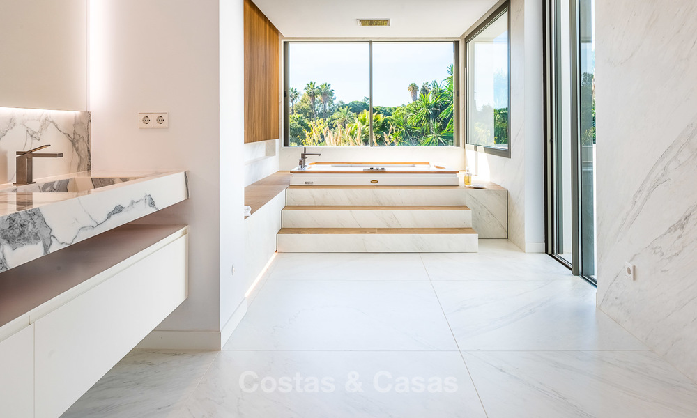 Zeer elegante moderne luxe villa te koop, strandzijde Puerto Banus, Marbella 9519