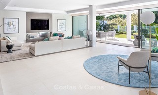 Zeer elegante moderne luxe villa te koop, strandzijde Puerto Banus, Marbella 9530 