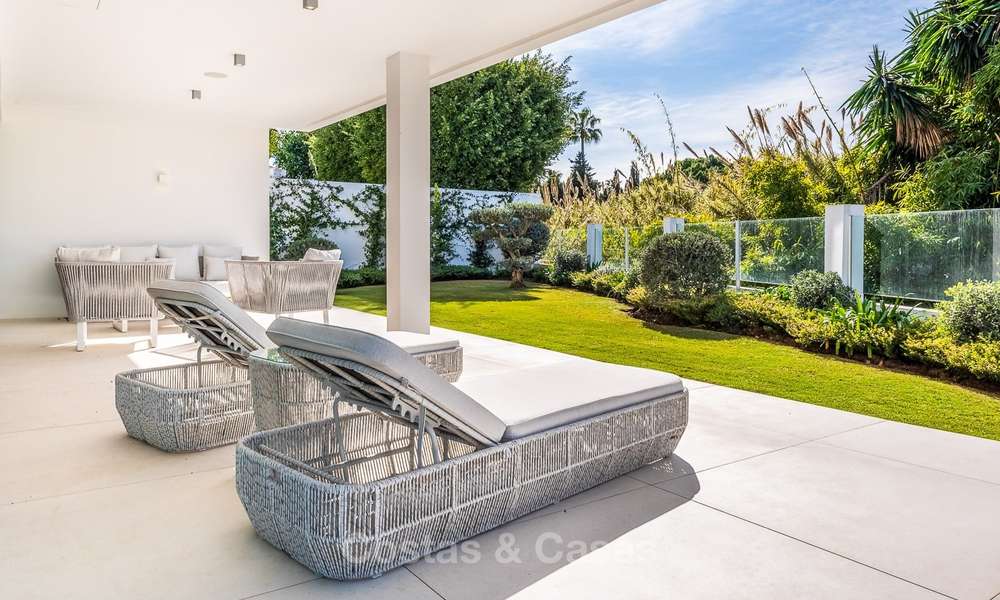 Zeer elegante moderne luxe villa te koop, strandzijde Puerto Banus, Marbella 9533