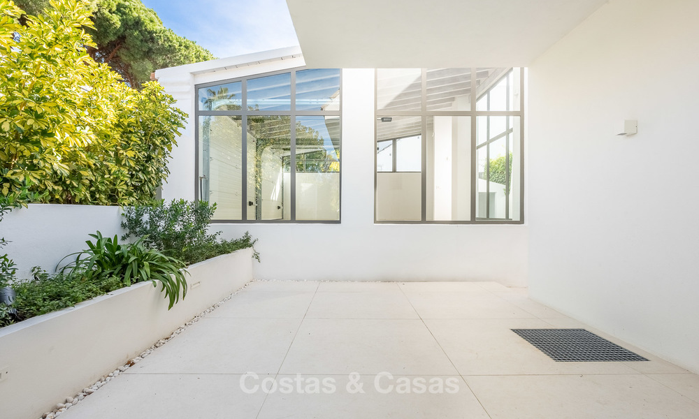 Zeer elegante moderne luxe villa te koop, strandzijde Puerto Banus, Marbella 9543