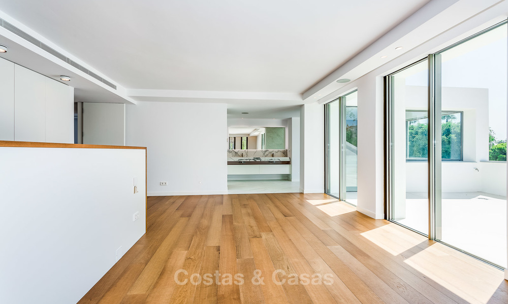 Zeer elegante moderne luxe villa te koop, strandzijde Puerto Banus, Marbella 9567