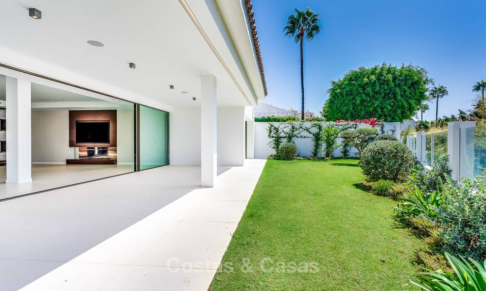 Zeer elegante moderne luxe villa te koop, strandzijde Puerto Banus, Marbella 9569