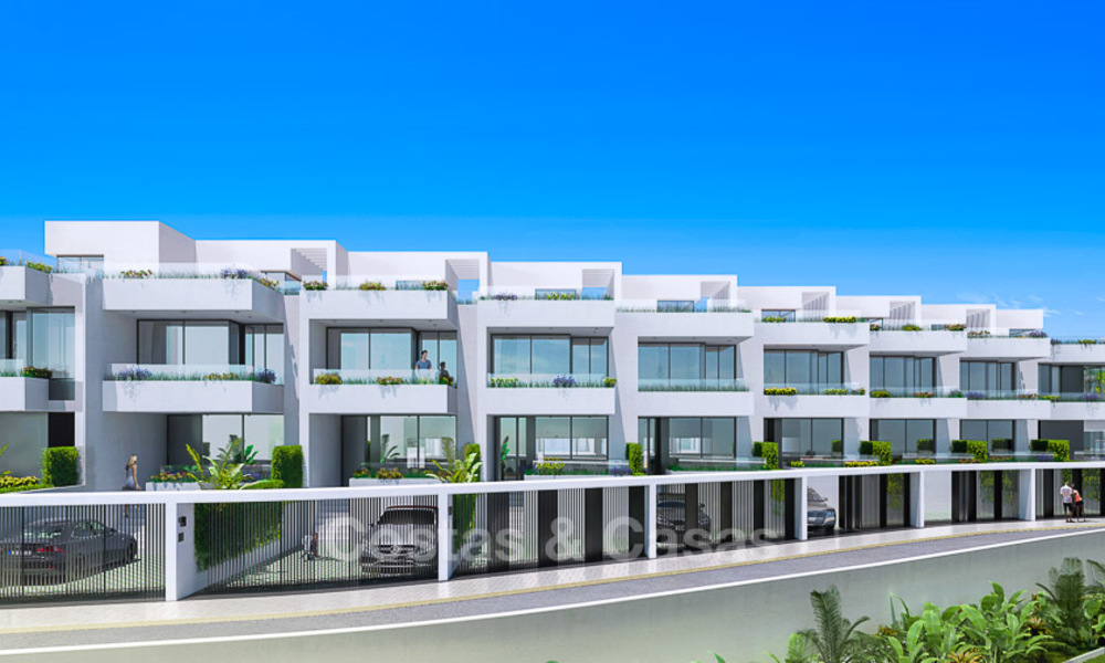 Prachtige nieuwe, moderne schakelvilla´s te koop, op loopafstand van het strand en voorzieningen in Fuengirola, Costa del Sol. Laatste units! 9492