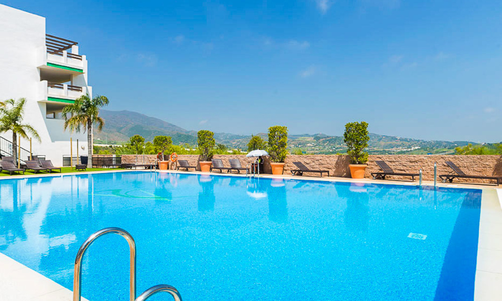 Eerstelijn golf beleggings-appartementen te koop in 4-sterren vakantieoord met golf-, berg- en/of zeezicht in Estepona, Costa del Sol 9899