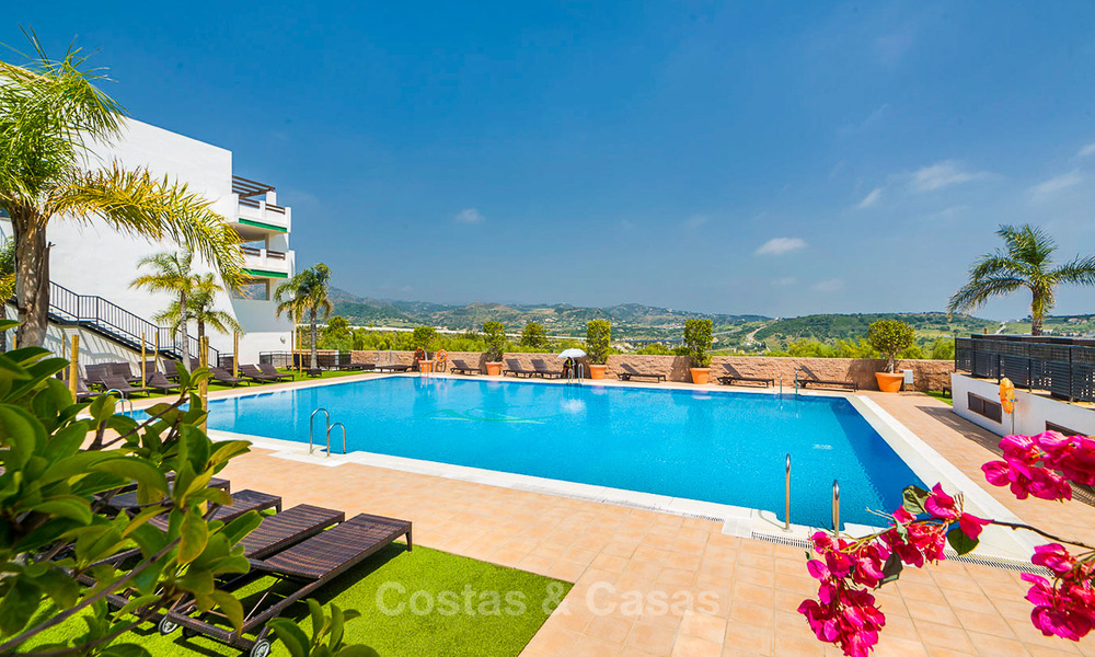 Eerstelijn golf beleggings-appartementen te koop in 4-sterren vakantieoord met golf-, berg- en/of zeezicht in Estepona, Costa del Sol 9902