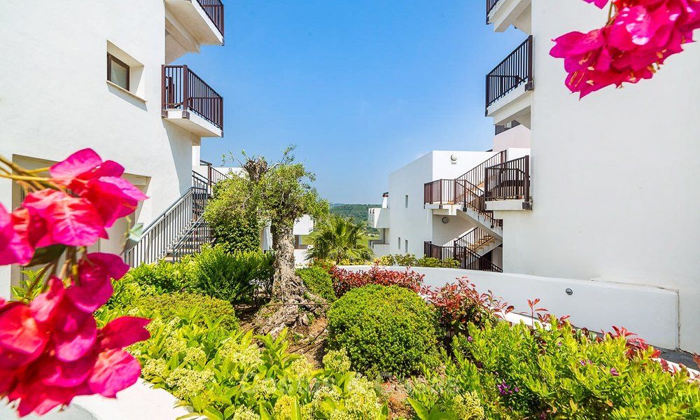 Eerstelijn golf beleggings-appartementen te koop in 4-sterren vakantieoord met golf-, berg- en/of zeezicht in Estepona, Costa del Sol 9904