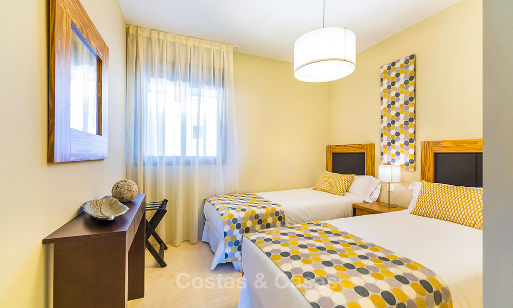Eerstelijn golf beleggings-appartementen te koop in 4-sterren vakantieoord met golf-, berg- en/of zeezicht in Estepona, Costa del Sol 9906