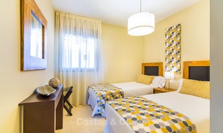 Eerstelijn golf beleggings-appartementen te koop in 4-sterren vakantieoord met golf-, berg- en/of zeezicht in Estepona, Costa del Sol 9906 