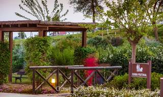 Eerstelijn golf beleggings-appartementen te koop in 4-sterren vakantieoord met golf-, berg- en/of zeezicht in Estepona, Costa del Sol 9911 