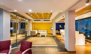 Eerstelijn golf beleggings-appartementen te koop in 4-sterren vakantieoord met golf-, berg- en/of zeezicht in Estepona, Costa del Sol 9912 