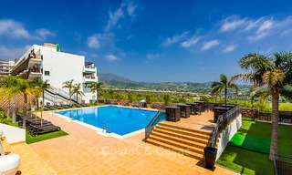 Eerstelijn golf beleggings-appartementen te koop in 4-sterren vakantieoord met golf-, berg- en/of zeezicht in Estepona, Costa del Sol 9914 